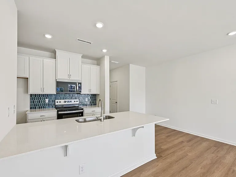 212 Parker Ln — Photo 2