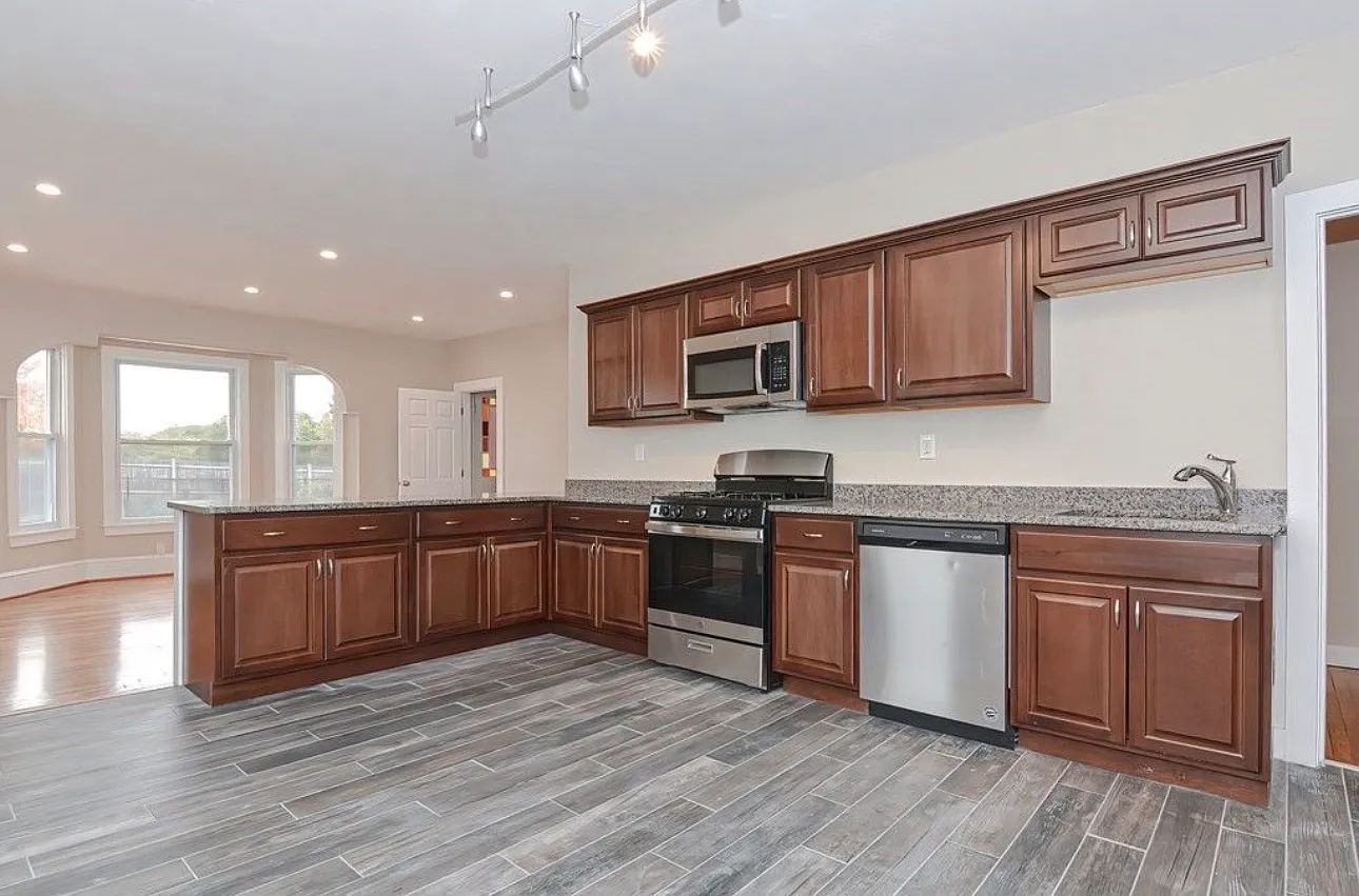 370 West St — Photo 1