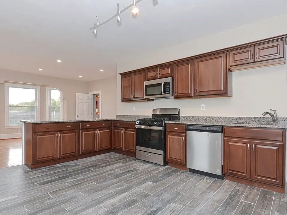 370 West St #2