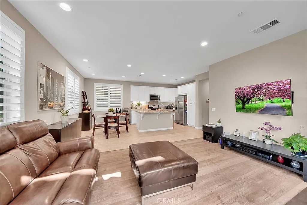 3 bed, 2.5 bath, 1716 sqft, $4,500 — Photo 2