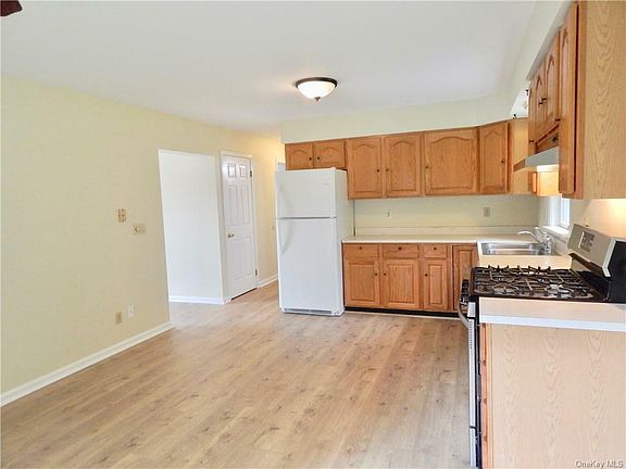 3rd image of 35 Adams Dr