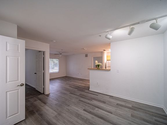 5th image of 715 Crestview Dr #204