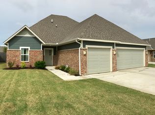 917 SW 16th St, Moore, OK 73160