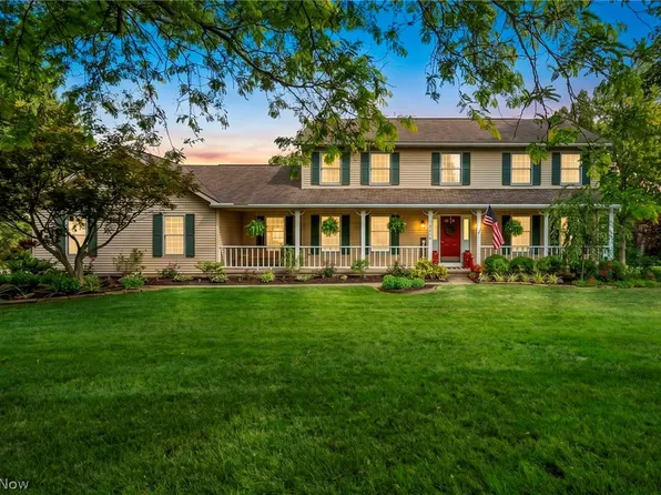 2384 Twin Lakes Dr, Uniontown, OH 44685