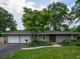 51 Stillwell Rd N, Kendall Park, NJ 08824