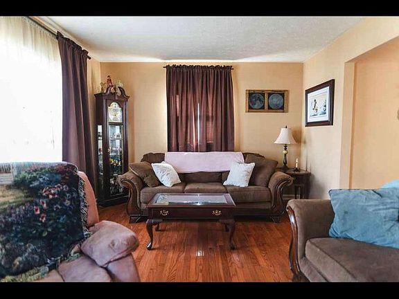 4th image of 18 Crystal Dr