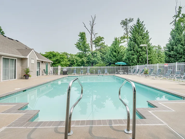 Crestview Apartments — Photo 4