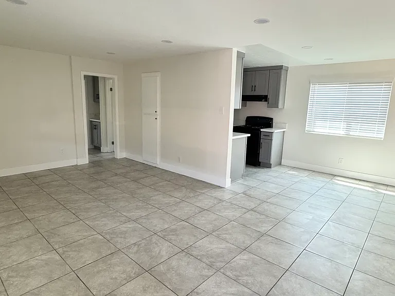 221 E Burnett St #5 — Photo 3