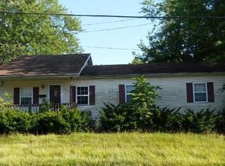 607 E Elm St, Carlinville, IL