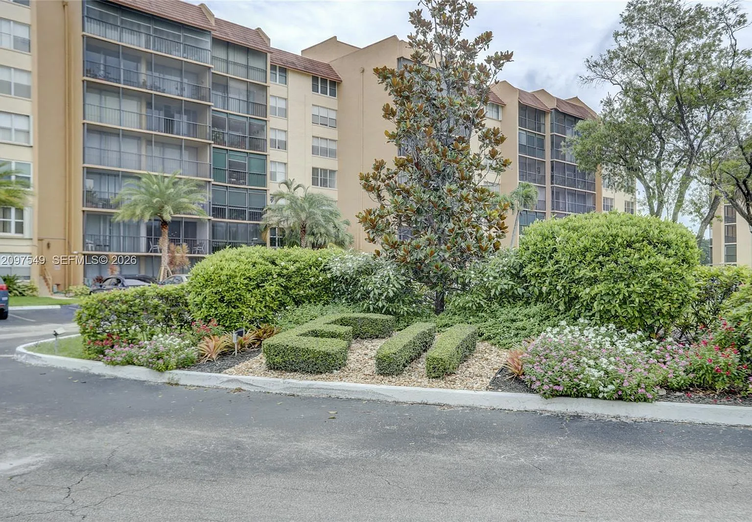 Condominium 8 Of Environ — Photo 3