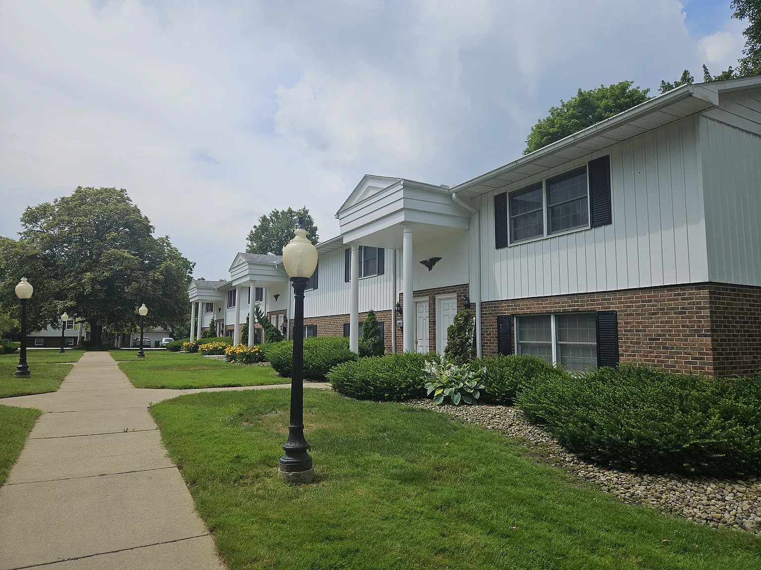 135 W Satin St — Photo 2