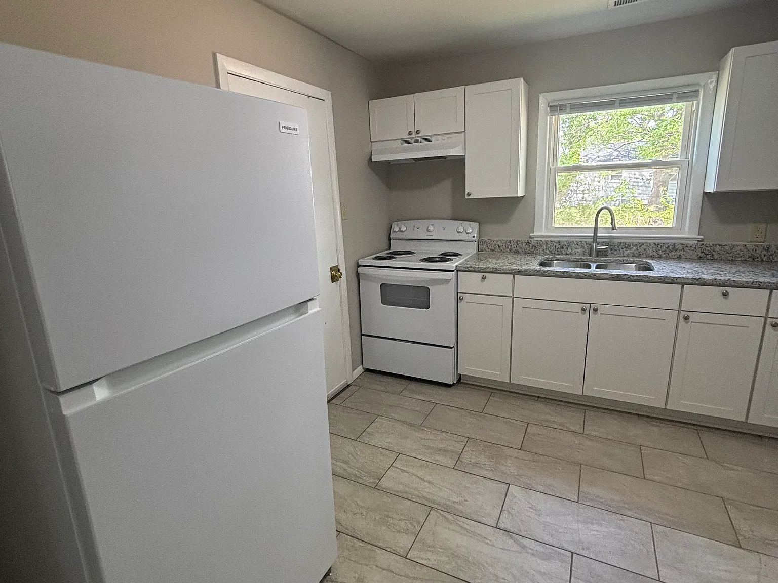 3 bed, 965 sqft, $1,600 — Photo 2