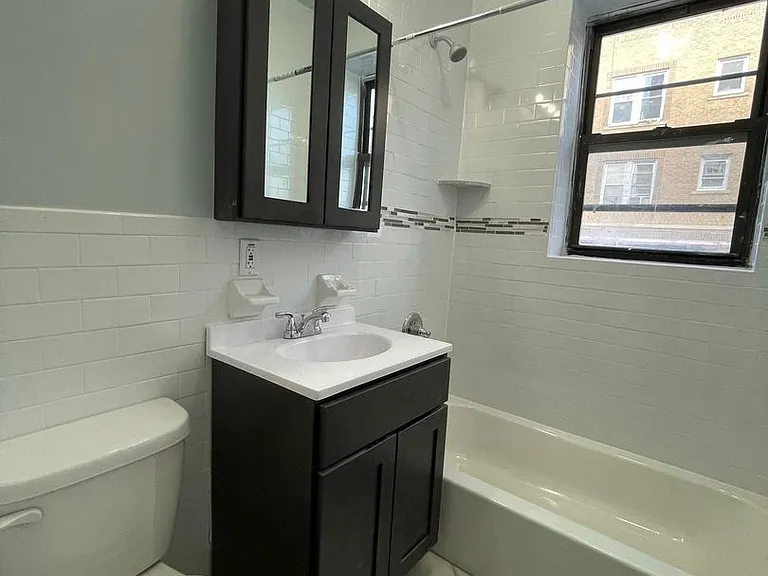 Hill Manor - Renovated Apartments Near Train Station — Photo 23
