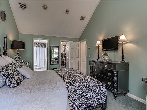 5th image of 10 Crestwood Ln