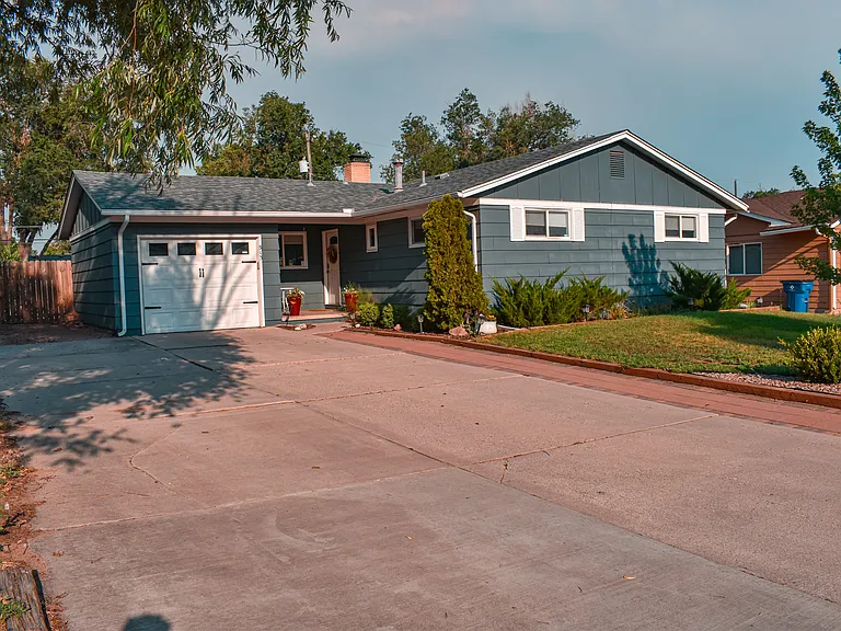 513 Rose Dr — Photo 1
