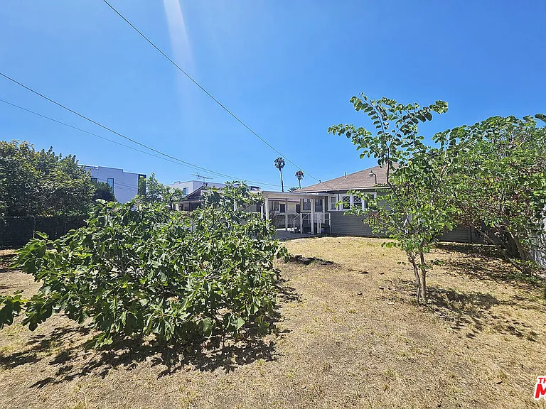 648 N Heliotrope Dr — Photo 23