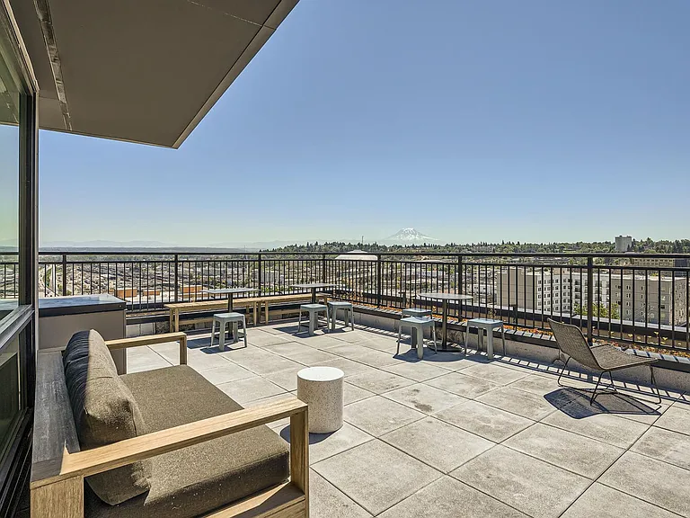 Welcome to AV Lofts! Beautiful views plus in-unit laundry! Up to 8 weeks free! — Photo 8