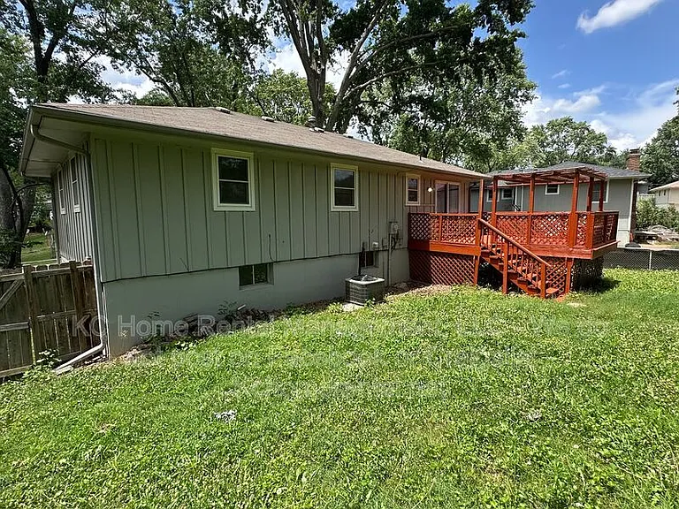424 NE Lakeview Dr — Photo 38