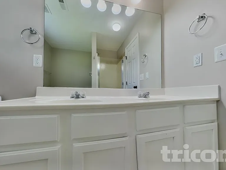 1402 Weston Ln — Photo 8