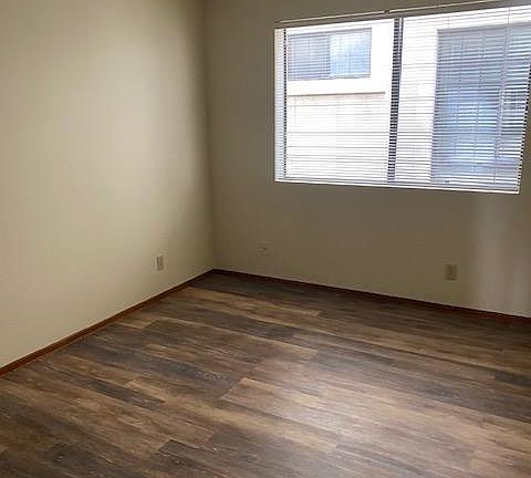 5th image of 3939 Moore St