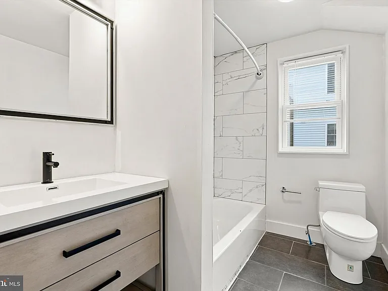 530 E Thompson St — Photo 11