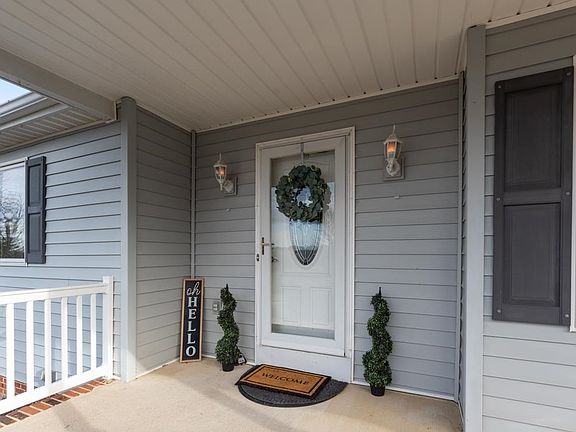 3rd image of 20 Wyndham Hill Dr