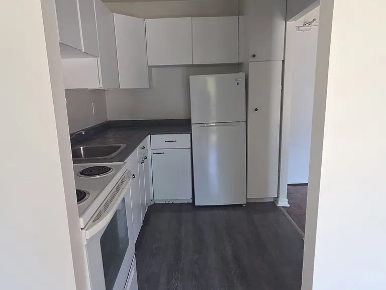 945 Simcoe St N — Photo 1