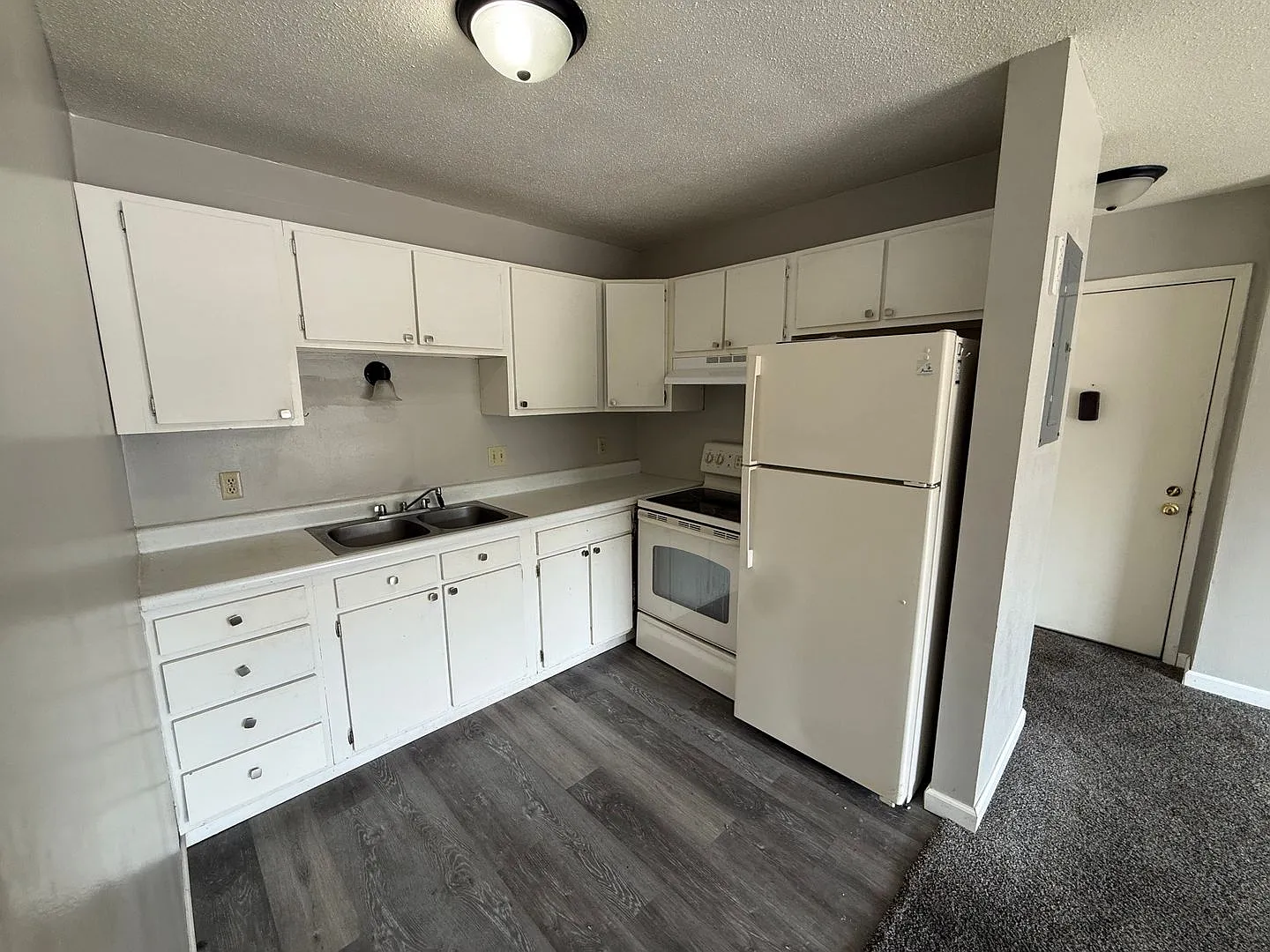eld-SR (Sunrise Apartments) — Photo 3