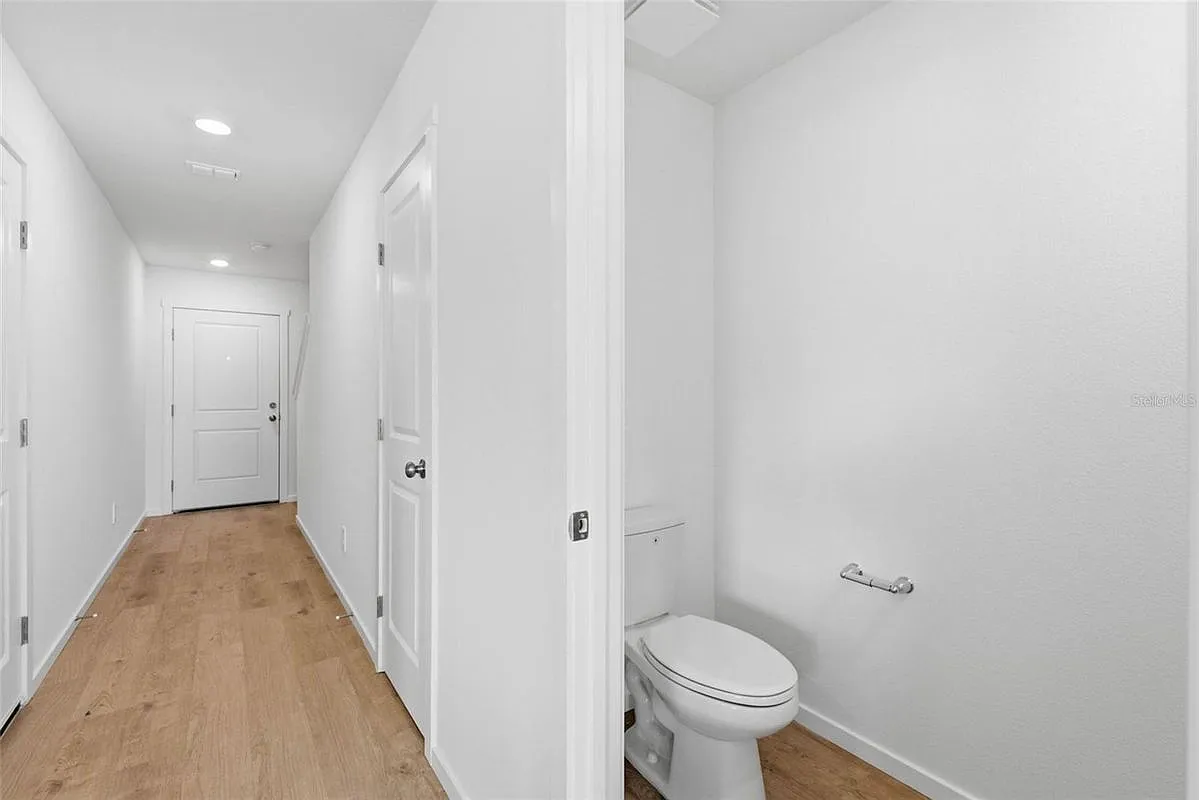 3 bed, 2.0 bath, 1386 sqft, $2,000 — Photo 2