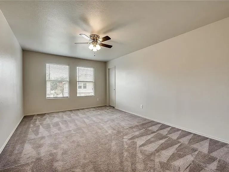 1109 Boxwood Dr — Photo 3