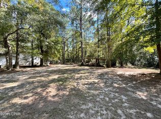 3 Smokehouse Lake Rd, Ponce De Leon, FL 32455