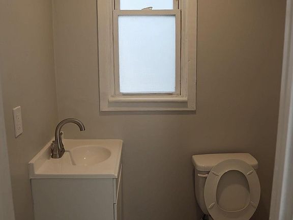 Bathroom, second angle