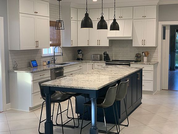 Kitchen with 10' island