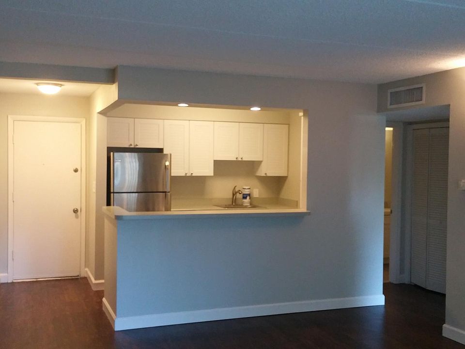1st image of 302 N Hubert Ave APT 104