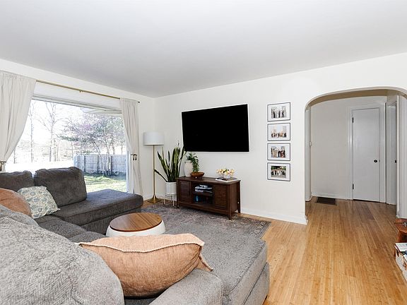 2nd image of 703 Chestnut St