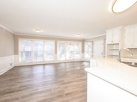 5th image of 3222 Lindas Cir SE