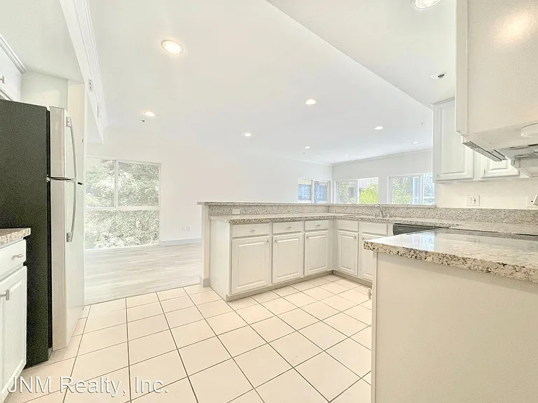 8411 De Longpre Ave #203 — Photo 5