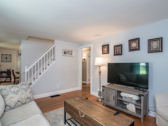 3rd image of 222 Plumtree Rd