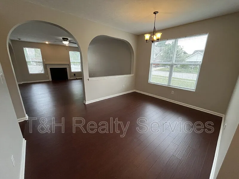 4 bed, 2.0 bath, 2568 sqft, $2,400 — Photo 3