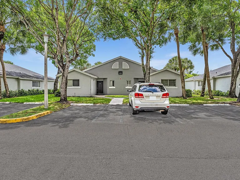 1020 Lake Victoria Dr #B — Photo 3