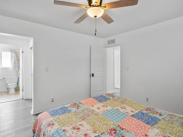 11027 Reseda Blvd — Photo 20