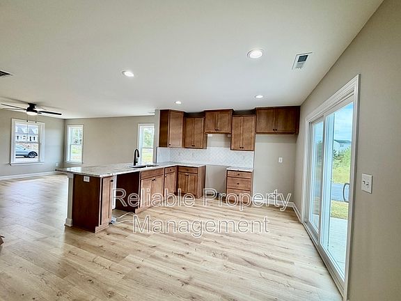 5th image of 428 W Main St