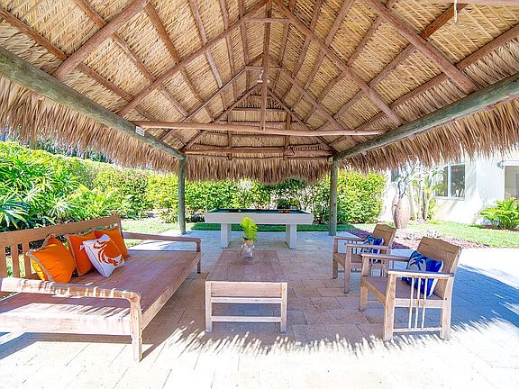 20'x15' Tiki Hut