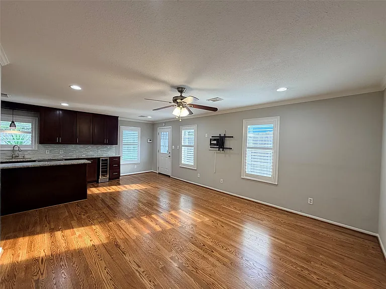 1631 Chantilly Ln — Photo 4