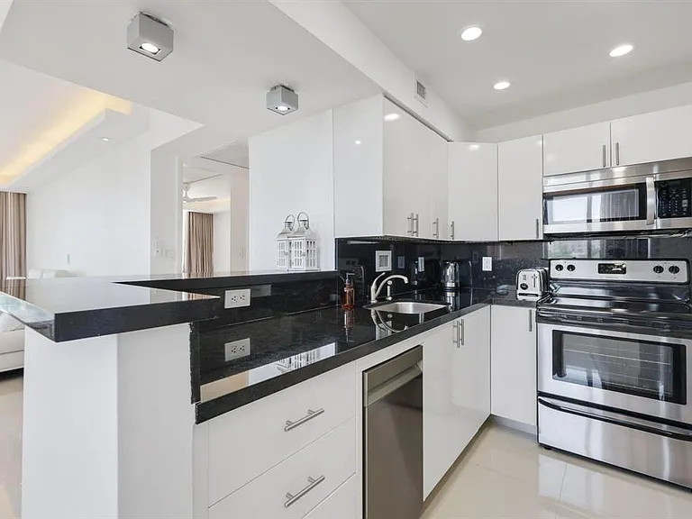 1000 West Ave #502 — Photo 20