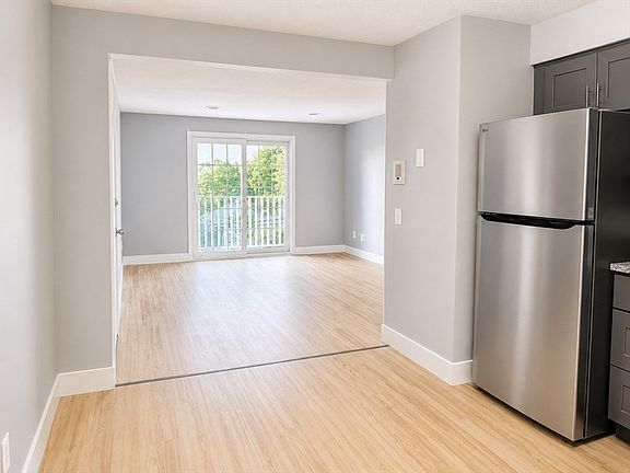 3rd image of 244 Mount Vernon St APT 9
