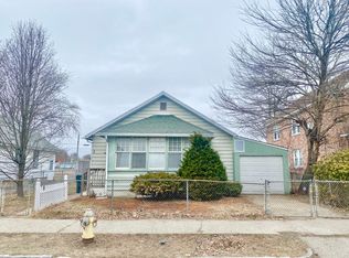 26 Colchester St, Springfield, MA 01109