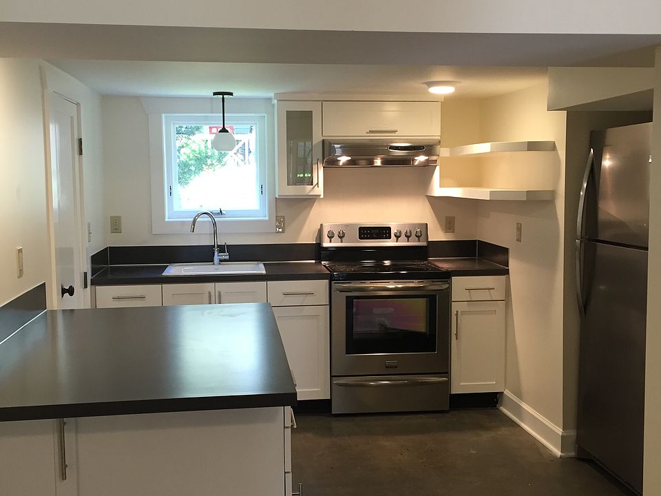 Full kitchen, stainless appliances