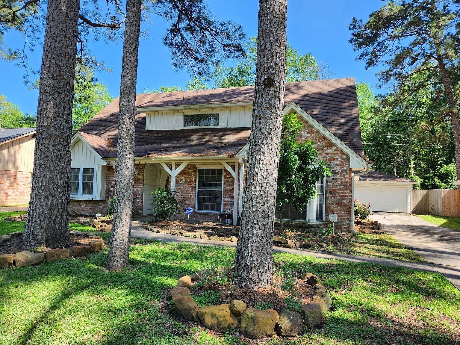 4 bed, 2.0 bath, 2466 sqft, $2,295 — Photo 2