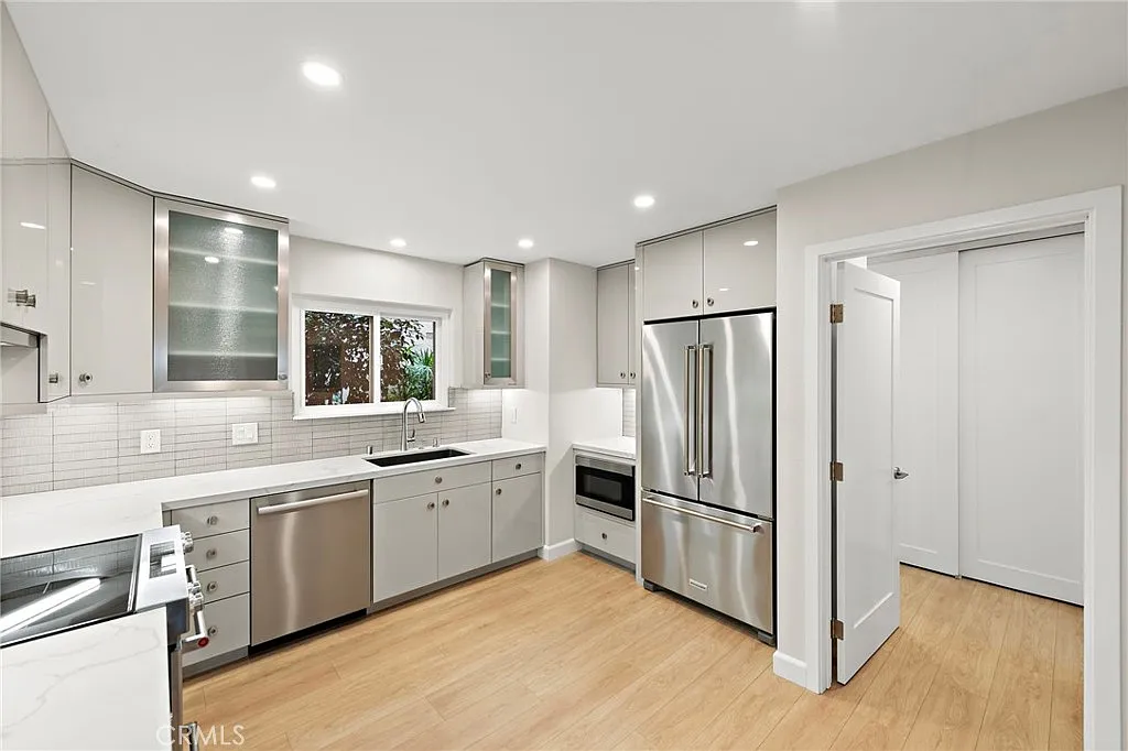2 bed, 1330 sqft, $3,400 — Photo 2